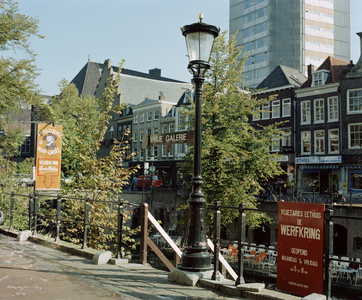 118609 Afbeelding van enkele reclameborden aan de balustrade op de werfmuur langs de Oudegracht te Utrecht.